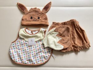 【モンポケ】イーブイギフトセット（ エプロンスーツ＆帽子 ）のセット内容