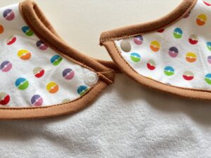 【モンポケ】イーブイギフトセット( エプロンスーツ&帽子 )のエプロンのスナップボタン