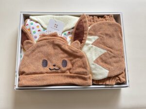 【モンポケ】イーブイギフトセット( エプロンスーツ&帽子 )の箱詰めされた写真