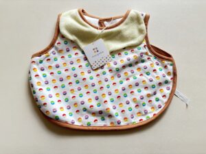 【モンポケ】イーブイギフトセット( エプロンスーツ&帽子 )のエプロン表面