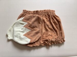 【モンポケ】イーブイギフトセット( エプロンスーツ&帽子 )のブルマ裏面