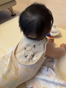 赤ちゃんがスタイを使った後ろ姿