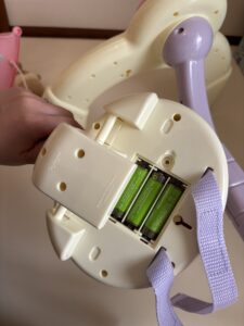 「モンポケ 7ステップメリージム」の本体・単三電池が必要
