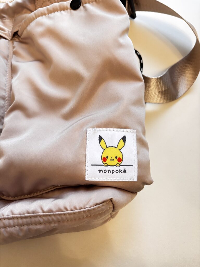 モンポケ ルートート スクエアパフトート　マザーズバッグ・ピカチュウロゴ
